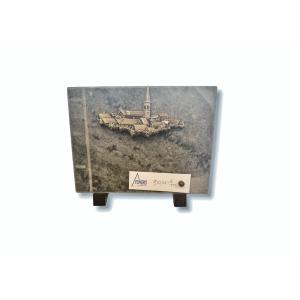 Plaque funéraire en granit gris avec village en relief